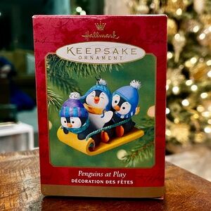 2001 Penguins at Play Hallmark Keepsake Ornament (QX8982)